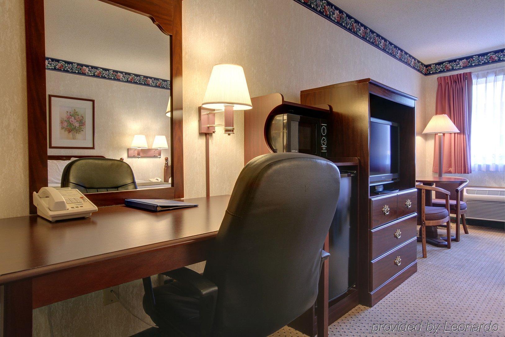 Americas Best Value Inn And Suites Saint Charles Room photo