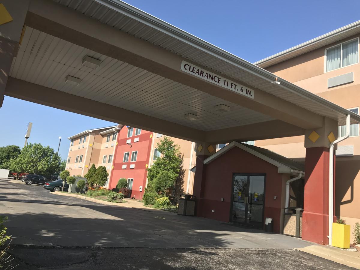 Americas Best Value Inn And Suites Saint Charles Exterior photo